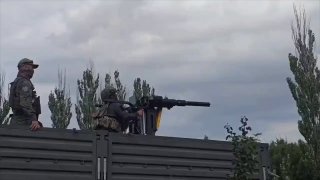 Появилось видео с, как утверждается, тренировки российской мобильной огневой группы [МОГ], у которой вышел из-под контроля пулемет.Ролик, в частности, опубликовал провоенный канал «Блиндаж дяди Жоры». «Парни на МОГах, аккуратнее. Все целы, никого не зацепи