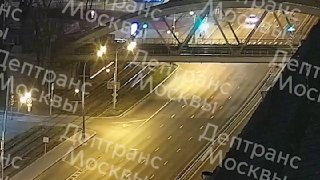 רוכב אופנוע פגע בהולך רגל בכביש ורשבסקויה במוסקבה לפי מידע ראשוני, האיש חצה את הרחוב ברמזור אוסר, ובאותו רג…