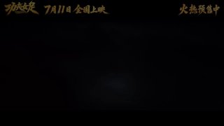 Трейлер «Женского шаолиньского футбола»Это спин-офф популярной комедии «Убойный футбол» 2001 года выпуска. Новый фильм, судя по трейлеру, останется верен духу оригинала с его безумными трюками, криками главных героев и беспощадным игнорированием законов фи