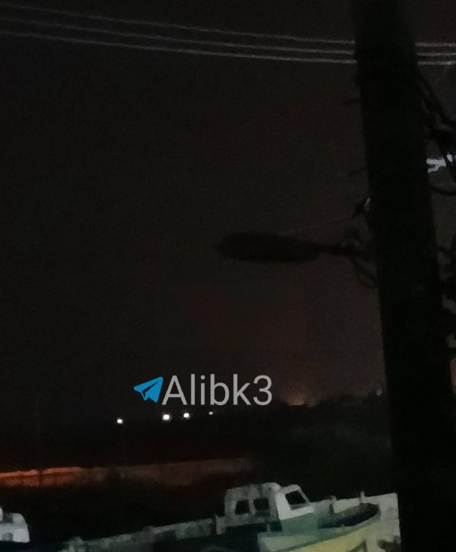 תמרות עשן עולות מבנדר עבאס האיראני