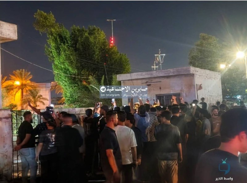 המפגינים סוגרים את משרד מועצת המחוז בקוט כדי לדרוש שיפור במצב החשמל
