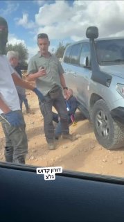 הציונים מתקפה על דיפלומטים אירופיים במקלות ואבנים!