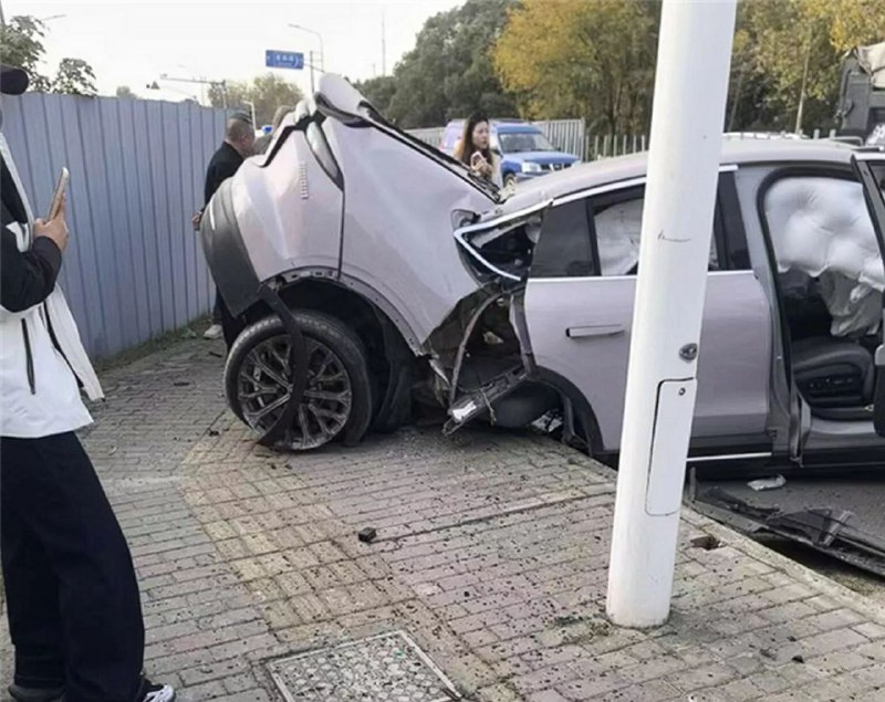 Китайский Nio EC6 развалился пополам после столкно...