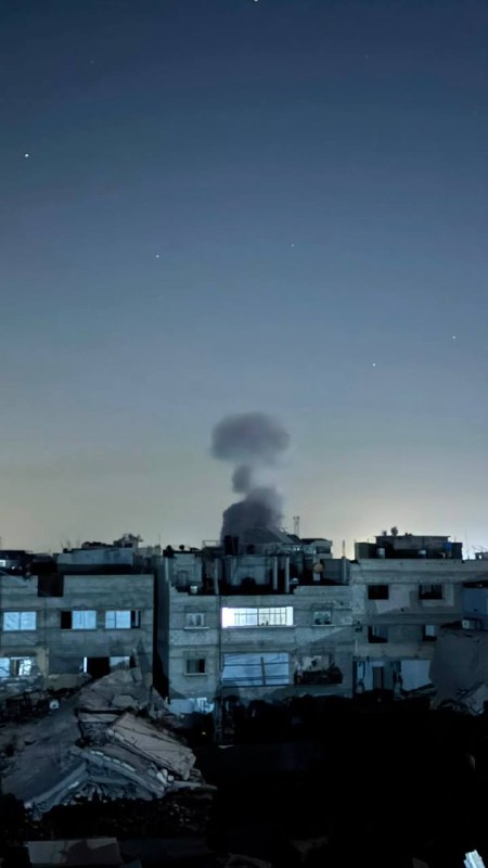 דחוף: מטוס הכיבוש פתח בתקיפה אווירית על בית המאוים בפינוי בשכונת אל-צפתאווי בצפון עזה