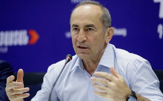 Экс-президента Армении Кочаряна арестовали по обвинению во взятках и отмывании денег Антикоррупционный суд Армении арестовал Роберта Кочаряна на два месяца, сообщает «Арменпресс». Бывшему президенту Армении предъявлено обвинение в злоупотреблении должностн