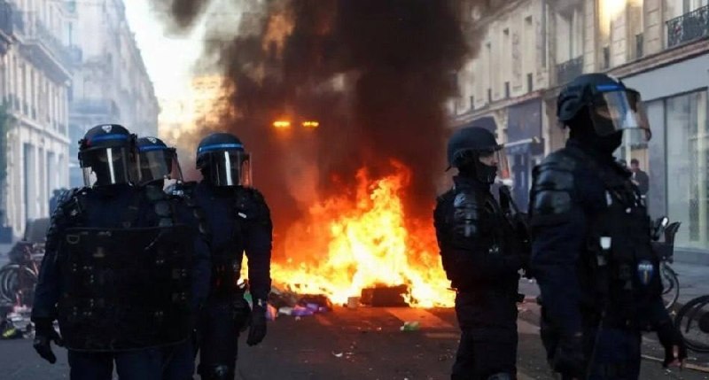 نقابات فرنسية تدعو لمظاهرات جديدة وإضراب عام بعد توقيف 1314 شخصاً