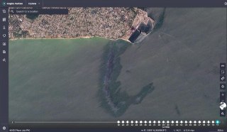 В Таганрогском заливе на три километра от берега распространилась нефтяная пленка, сообщает мониторинговый проект Sky Eye. 10 июля в Таганроге после атаки беспилотников загорелся портовый терминал, где находились суда с нефтепродуктами. Позже губернатор за