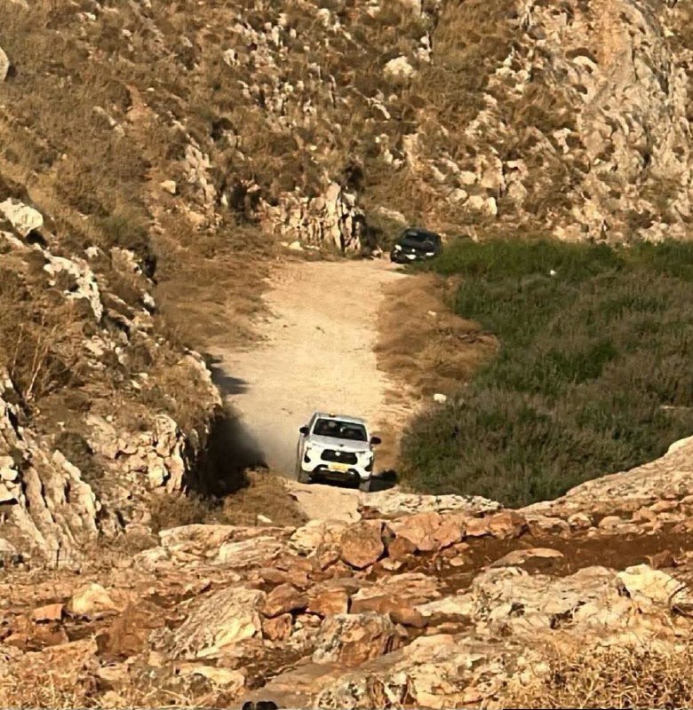 מתנחלים תקפו צעיר והחרימו את רכבו, לאחר שרדפו אחריו וירו לעברו בסביבת אזור העמק בעיירה בית ענן, צפונית-מערב…