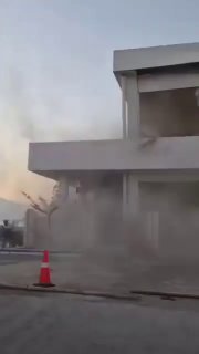רעידת אדמה בעוצמה של 7.7 פקדה את האי פלורס באינדונזיה בתחילת שבת, נהרגו לפחות 14 בני אדם ופצעו אחרים.