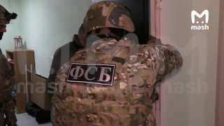 Кадры задержания молодых людей, которые планировали взорвать руководство Роскомнадзора, — по заказу украинских спецслужб.Говорят: в марте вступили в тг-чаты, где обсуждались и готовились протесты против блокировок РКН, списались с организаторами, администр