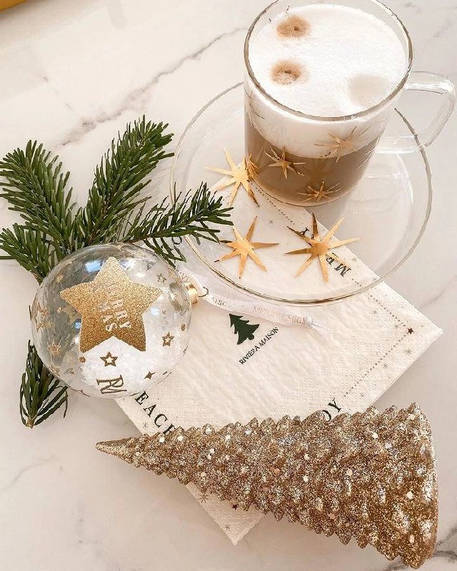 Волшебное новогоднее сочетание стильного белого, блестящего золотого и природного зеленого цвета в деталях праздничного интерьера Белый придают обр... - изображение 8 - белый, цвет, telegram