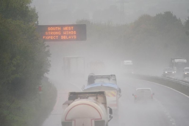 The storm "Austen" cut off the electricity to more than 18,000 homes in England.