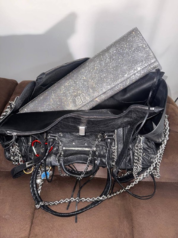 Сегодня была съемка мечты с самой крутой личной коллекцией Balenciaga от Демны. Когда не только работа, но и сами клиенты безумно вдохновляют! ✨ Смотрите наш шикарный кутюрный бэкстэйджСегодня была съемка мечты с самой крутой личной коллекцией Balenciaga от Демны. Когда не только работа, но и сами клиенты безумно вдохновляют! ✨ Смотрите наш шикарный кутюрный бэкстэйдж