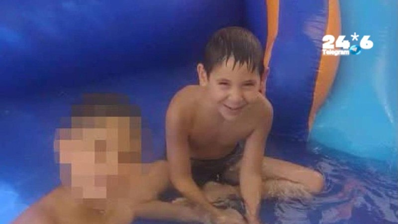 🇮🇱 שעה לפני שנרצח: התמונה האחרונה של הלל בן ה-7. הלל מרדכי דדון ז״ל, בן 7 וחצי מבית שמש, תועד משחק בבריכה…