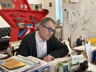 Григорий Заславский покинул пост ректора ГИТИСа. Его проверяет полиция⚪️ Увольнение. Ректор ГИТИСа Григорий Заславский покидает свою должность, сообщил сам театровед и пресс-служба вуза. В ГИТИСе уточнили, что он написал заявление по собственному желанию. 