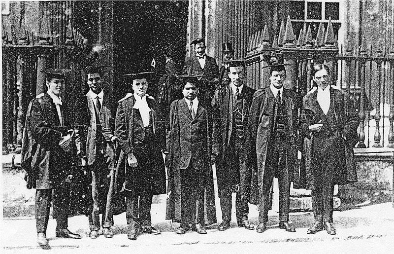 اخبار و کتاب های ریاضی: از مهم ترین عکس های تاریخ ریاضیاتهاردی ویلسونرامونوجان1910 در کالج تیرینیتی لندن@harmoniclib
