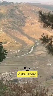 🚨סצינות המתעדות את תנועתם של שני כלי רכב צבאיים ישראלים לעבר אזור הנדל"ן של העיירה פרון