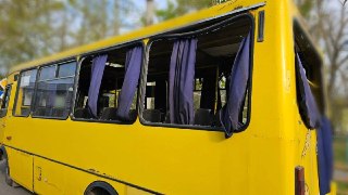 В результате удара беспилотника по автобусу в Херсоне погибли два человека, сообщают местные власти. По данным администрации региона, еще семь человек пострадали, они госпитализированы.