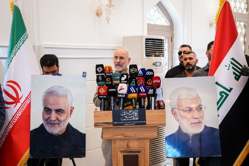 محمدباقر قالیباف: 📍حضور محمدباقر قالیباف رئیس مجلس شورای اسلامی بر سر مزار شهید ابومهدی المهندس و در جمع تعدادی از رزمندگان و فرماندهان جب