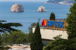 Легендарный лагерь "Артек" в Крыму приостанавливает смены. Детей, которые в пути, разворачивают. Отдыхающих — отправляют домой. По данным Mash, заменить "Артек" в этом планируют кубанским "Орлёнком". Родителям детей уже начали предлагать путёвки в детские 