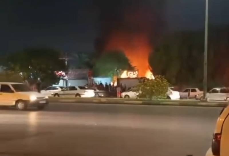 השריפה במחסן התחבורה בכביש ג'הנבר בבנדר עבאס נמצאת בשליטה מנכ"ל ניהול משברים של מחוז הורמוזגן: צוותי הצלה ו…