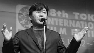 Японский писатель Кодзи Судзуки умер в одной из больниц Токио, сообщает агентство Kyodo.Какие-либо подробности не приводятся.Судзуки было 68 лет. Он получил известность благодаря роману «Звонок», выпущенному в 1991 году. Спустя семь лет на его основе был с