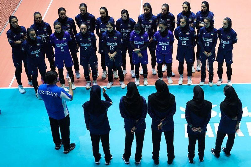 دنیای توپ و تور: 🏐 طلوع کیان ۱۴ بازیکن تیم ملی زنان را معرفی کرد ؛ فردا پرواز به چین علیرضا طلوع کیان مدیر فنی تیم ملی زنان اسامی ۱۴ بازی