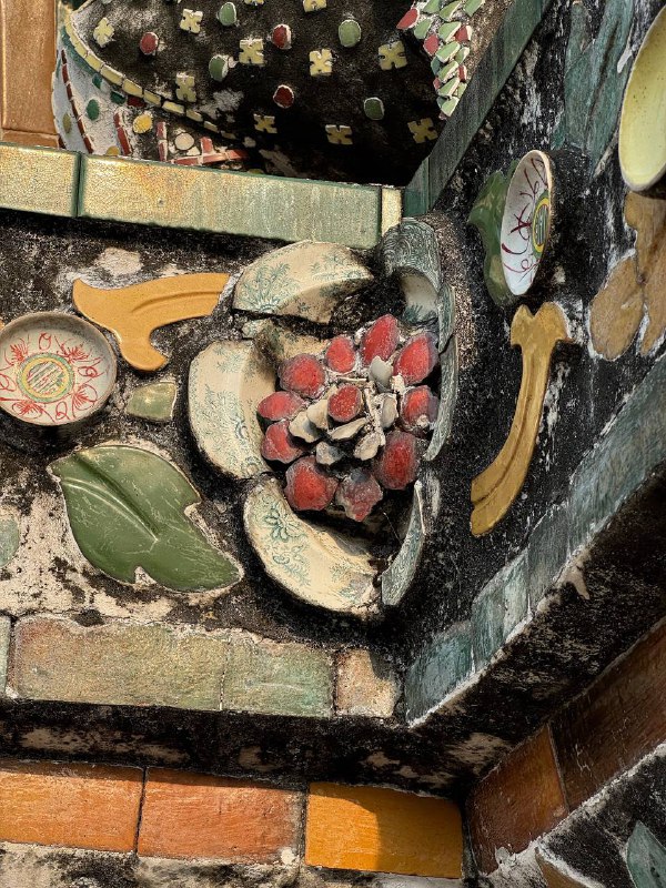 Не скажу, что я фанат туристических мест. Но! В Тайланде главные достопримечательности — это храмы. Поэтому походам по священным и популярным местам — быть!Wat Arun — Храм Утренней Зари в Бангококе. Больше всего меня зацепило украшение храма. Он украшен осколками китайской фарфоровой посуды и керамикой. По легенде, мрамор и фарфор, а также китайские статуэтки в храм попали с затонувшего тайского корабля, который занимался торговлей с поднебесной.А пока мы гуляем по Бангкоку, любимый пёпсик ждет нас в Паттайе 💖Не скажу, что я фанат туристических мест. Но! В Тайланде главные достопримечательности — это храмы. Поэтому походам по священным и популярным местам — быть!Wat Arun — Храм Утренней Зари в Бангококе. Больше всего меня зацепило украшение храма. Он украшен осколками китайской фарфоровой посуды и керамикой. По легенде, мрамор и фарфор, а также китайские статуэтки в храм попали с затонувшего тайского корабля, который занимался торговлей с поднебесной.А пока мы гуляем по Бангкоку, любимый пёпсик ждет нас в Паттайе 💖