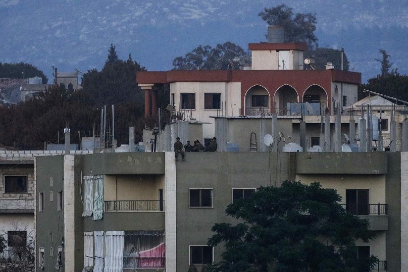 בתמונה שצולמה מהכפר זוותאר אל-גרבייה בדרום לבנון נראים חיילים ישראלים עומדים על גג בניין מגורים בכפר הסמוך…
