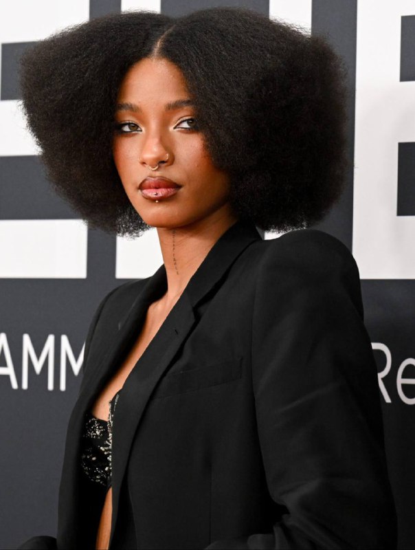 Грэмми 2025 и прически, которым стоит уделить внимание:  1. Chappell Roan. У нее невероятная грива с челкой из темно-рыжих волос. Кудри, активные и мелкие, которые трансформировали в несколько причесок за вечер. Если у вас свои взрывные кудри, рекомендую следить за этой артисткой.  2. Sabrina Carpenter. Современная принцесса из Дисней и это идеальные локоны.3. Charli xcx. Она не измеяет своему андеграундному кудрявому образу. Укладка как на каждый день, что здорово перенять. 4. Willow Smith. Пробор, объем и силуэт формы. Даже нечего добавить, она просто топ. 5. Miley Cyrus. Парик в азитском направлении с тремя ступенями. Неожиданно для меня он мелированный, но оно идет ей на много больше чем блонд, как по мне. Хороший образ для жизни, как стрижка, так и цвет. 6. Beyoncé. Одну меня удивил выбор цвета волос? Под образ очень красивый парик, но словно не к ее корням, если вы понимаете о чем я. 7. Doechii. Отличная работа с накладными волосами и интересное сочетание кос / брейдов с холодкой волной. Точно возму идею в оборот на съемках и предложение клиентам на выход. Для самых смелых, разумеется. 8. Lady Gaga. Обожаю Гагу за эксперименты и этот парик не остался без внимания! Темные волосы, которые она давно не примеряла, да еще и с короткой челкой. Ярко, смело, неожиданно - все то, за что мы ее полюбили. Надеюсь, что после ее выхода уже никто не сомневается, что чёлки это тренд.Грэмми 2025 и прически, которым стоит уделить внимание:  1. Chappell Roan. У нее невероятная грива с челкой из темно-рыжих волос. Кудри, активные и мелкие, которые трансформировали в несколько причесок за вечер. Если у вас свои взрывные кудри, рекомендую следить за этой артисткой.  2. Sabrina Carpenter. Современная принцесса из Дисней и это идеальные локоны.3. Charli xcx. Она не измеяет своему андеграундному кудрявому образу. Укладка как на каждый день, что здорово перенять. 4. Willow Smith. Пробор, объем и силуэт формы. Даже нечего добавить, она просто топ. 5. Miley Cyrus. Парик в азитском направлении с тремя ступенями. Неожиданно для меня он мелированный, но оно идет ей на много больше чем блонд, как по мне. Хороший образ для жизни, как стрижка, так и цвет. 6. Beyoncé. Одну меня удивил выбор цвета волос? Под образ очень красивый парик, но словно не к ее корням, если вы понимаете о чем я. 7. Doechii. Отличная работа с накладными волосами и интересное сочетание кос / брейдов с холодкой волной. Точно возму идею в оборот на съемках и предложение клиентам на выход. Для самых смелых, разумеется. 8. Lady Gaga. Обожаю Гагу за эксперименты и этот парик не остался без внимания! Темные волосы, которые она давно не примеряла, да еще и с короткой челкой. Ярко, смело, неожиданно - все то, за что мы ее полюбили. Надеюсь, что после ее выхода уже никто не сомневается, что чёлки это тренд.