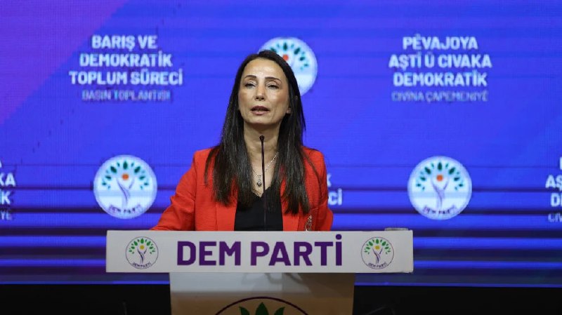 ️🇹🇷️ יו"ר המשותף של מפלגת DEM Tülay Hatimoğulları ציין את יום השנה הראשון לטקס שריפת הנשק של ה-PKK בקריאה…