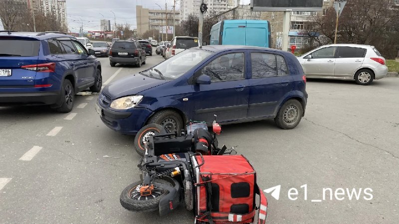 זו אשמתך": שליח רכוב על אופניים חשמליים התרסק במכונית של מישהו אחר וברח מזירת התאונה מצב שערורייתי התרחש בי…