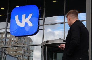 VK продолжает работать в минус несмотря на монопольное положение, допэмиссию и субсидииVK опубликовала новый финансовый отчет, в котором впервые за много лет сообщила о небольшой прибыли за квартал и убытке за полугодие. 🔵 Прибыль. Как пишет The Bell, приб
