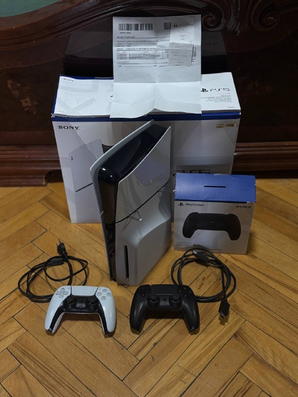 Продам Playstation 5 Slim Disk version в идеальном состоянии. В комплекте 2 джойстика, кабели, короб — фото 1