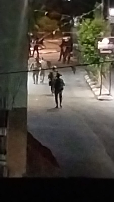 כוחות הכיבוש עוצרים צעיר במהלך הסתערותם על העיירה יאמון, ממערב לג'נין.