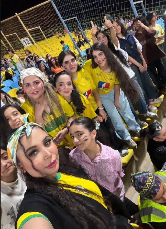 Varzeshland: 🟡بانوان هوادار صنعت نفت آبادان در حاشیه دیدار شب گذشته‌این‌تیم‌مقابل ملوان؛ بازگشت صنعت نفت به لیگ برتر یکی از بهترین ات
