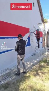 אנשים בסרביה מציירים מחדש ציורי קיר שצוירו השבוע