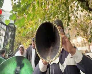 Hosseini Bai took the large caravan of the bride and groom to the middle of the university and then to the streets, see what happened from people's interesting reactions to traffic policemen.