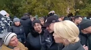 נציב תלונות הציבור האוקראיני והרוסי מתקשרים יחד עם תושבי אולשקי לפני הפינוי.