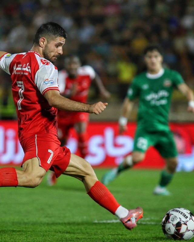 فوتبالی | Footballi.net: 🗣شماره هفت به محمد عمری ساخت⚽️مهدی تارتار نشان داد اعتقاد ویژه‌ای به محمد عمری دارد چرا که این بازیکن در ترکیب اصلی پرسپ