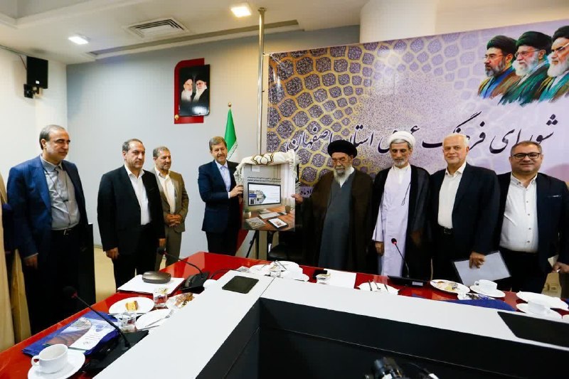 فرهنگ شهروندی: 📚کتاب «تاریخ شفاهی فرهنگ شهروندی» در اصفهان رونمایی شد. ✅با حضور نماینده ولی فقیه در استان و امام جمعه اصفهان ،استاندار