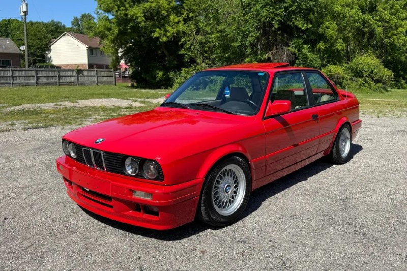 1990-й BMW 325i Coupe внезапно получил сердце не из эпохи «мне бы просто динамик