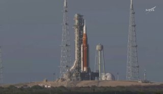 Первая за 54 года пилотируемая миссия успешно отправилась к Луне 🚀Спустя несколько переносов ракета SLS с кораблём Orion успешно стартовала из Космического центра Кеннеди во Флориде. Миссия Artemis 2 официально началась!Что нужно знать о 10-дневном полёте: