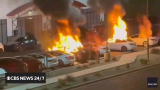 В США активисты начали массово атаковать машины Tesla коктейлями Молотова. Акции