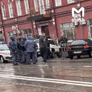 239 тысяч рублей проиграл на ставках и пытался вернуть Руслан Л., который взял в заложницы сотрудницу букмекерской конторы во Владикавказе. По данным Mash, эти деньги он взял у родственников на лечение.Как нам стало известно, недавно врачи диагностировали 
