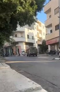 חלק מכוחות הכיבוש מסתערים על העיירה בית פוריק ממזרח לשכם.