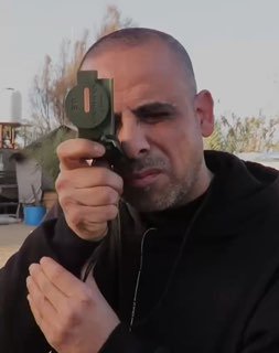 גדודי קסאם מפרסמים סצנות של ההרוג חוסיין אל-ג'וג'ו במהלך תהליך ההכנה והשיגור של טילים במהלך קרב מבול אל-אקצא.