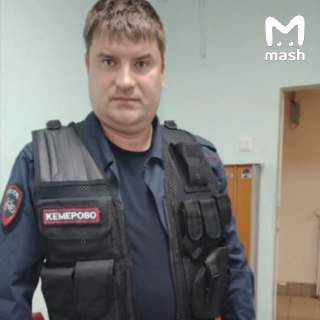 Герой нашего времени найден в Кемерово — автослесарь купил полицейскую форму и пошёл ловить самокатчиков на дорогах. На 37-летнего лжеправоохранителя пожаловались местные — мол, тот гонял на велике со светодиодами и "регулировал" движение, тем самым мешая 