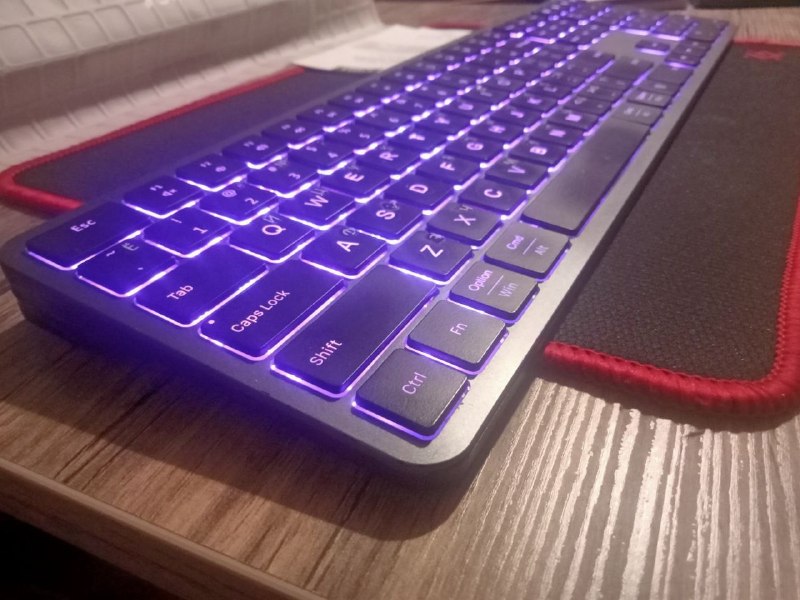 Беспроводная бесшумная Bluetooth-клавиатура Jomaa с 7 цветной подсветкой и мультиподключением до 4 р — фото 1