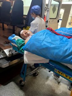 42岁工人过劳身亡，老板欲用三万推卸责任2月7日，广东省揭阳市普宁市。一位工伤死亡家属发帖控诉：其丈夫今年42岁，2024年在普宁市南径工业园万顺（宏升）印花厂工作，长期被强制加班，每天工作12小时以上，还被要求无偿加班并同时承担两个岗位。该厂生产污染严重，却严重违反《职业病防治法》，从未提供任何劳动防护措施，也未进行职业健康培训和体检。1月27日，其丈夫因身体不适拒绝加班遭老板辱骂；1月28日18时左右，在连续多日强制加班后突发不适，21时许被送至普宁市人民医院时已陷入昏迷，公司却置之不理，将人丢在医院大